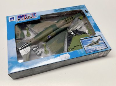 F-4 Phantom (Pilot Model Kit)